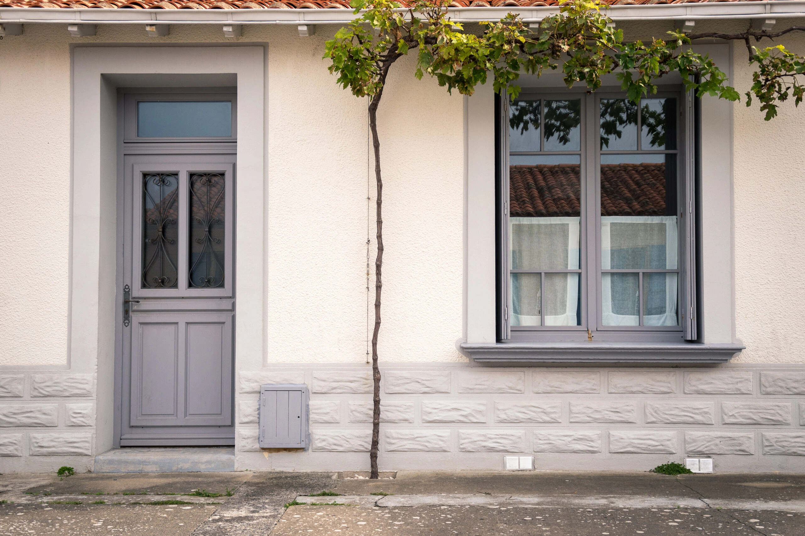 Home closed door house 1 scaled